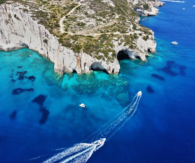 PRIVATE TOUR SHIPWRECK & BLUE CAVES - Image 2